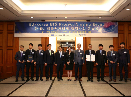 지난 14일 서울 중구 밀레니엄 서울힐튼호텔에서 진행된 '한국 배출권거래제 모범사례 업체' 인증서 수여식에서 조영훈 SK브로드밴드 Comm.추진실장(왼쪽에서 네번째)이 수상자들과 함께 기념사진을 찍고 있다. SK브로드밴드 제공